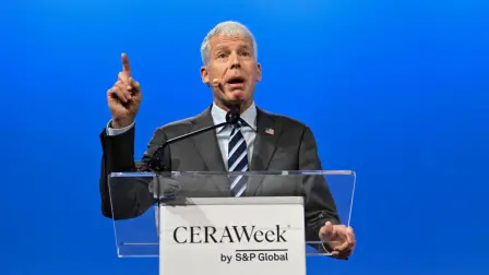 Ambientalistas criticaron la estrategia de Chris Wright, pues consideran que se está dejando al mundo vulnerable a un cambio climático catastrófico.

Para más información del tema, visita: https://www.eleconomista.com.mx/internacionales/secretario-energia-trump-promete-eliminar-politicas-climaticas-cuasi-religiosas-biden-20250310-749864.html

¡Síguenos en nuestras redes sociales para mantenerte informado!

Twitter: https://twitter.com/eleconomista 
Facebook: https://www.facebook.com/ElEconomista.mx
Instagram: https://www.instagram.com/eleconomistamx
LinkedIn: https://www.linkedin.com/company/el-economista/

#ElEconomista #EETV