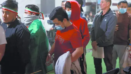 ONG denuncian que trasladan a repatriados esposados de manos, cintura y pies a México.

Para más información del tema, visita: https://www.eleconomista.com.mx/politica/aumentaron-4-5-deportaciones-mexicanos-enero-20250311-749969.html

¡Síguenos en nuestras redes sociales para mantenerte informado!

Twitter: https://twitter.com/eleconomista 
Facebook: https://www.facebook.com/ElEconomista.mx
Instagram: https://www.instagram.com/eleconomistamx
LinkedIn: https://www.linkedin.com/company/el-economista/

#ElEconomista