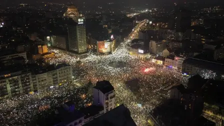 Una vista de dron muestra a estudiantes y manifestantes antigubernamentales encendiendo las linternas de sus teléfonos móviles durante la protesta.