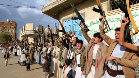 Yemeníes armados gritan consignas y alzan sus armas durante una protesta contra la decisión de Israel de bloquear el acceso de ayuda a la Franja de Gaza en Saná.