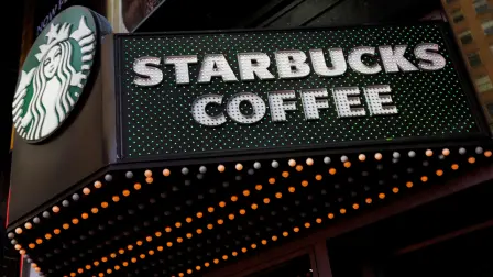 "La Corporación Starbucks negó su responsabilidad de forma consistente durante cinco años, hasta el juicio, e intentó eludir su responsabilidad", dijeron los abogados de Michael Garcia en un comunicado. 

Para más información del tema, visita: https://www.eleconomista.com.mx/empresas/justicia-eu-ordena-starbucks-pagar-50-millones-dolares-repartidor-quemo-te-20250317-750849.html 

¡Síguenos en nuestras redes sociales para mantenerte informado! 

Twitter: https://twitter.com/eleconomista 
Facebook: https://www.facebook.com/ElEconomista.mx 
Instagram: https://www.instagram.com/eleconomistamx 
LinkedIn: https://www.linkedin.com/company/el-economista/ 

#ElEconomista #EETV