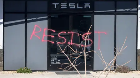 La palabra "RESIST" está pintada con aerosol en la entrada de un Centro de Colisiones de Tesla, como parte de lo que se calificó como "una ola de terrorismo interno contra Tesla".