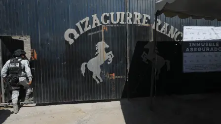 Agentes de la FGR habrían detenido en el estado de Colima a un tercer sospechoso, quien también estaría relacionado con el campo de entrenamiento del crimen organizado en el Rancho Izaguirre.

Para más información del tema, visita: https://www.eleconomista.com.mx/politica/caso-teuchitlan-detienen-jalisco-expolicia-relacionado-secuestros-rancho-izaguirre-20250323-751672.html 

¡Síguenos en nuestras redes sociales para mantenerte informado!

Twitter: https://twitter.com/eleconomista 
Facebook: https://www.facebook.com/ElEconomista.mx
Instagram: https://www.instagram.com/eleconomistamx
LinkedIn: https://www.linkedin.com/company/el-economista/

#ElEconomista #EETV