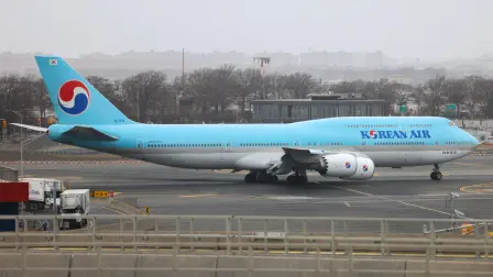 Un avión de pasajeros Boeing 747 de Korean Air rodando en el Aeropuerto John F. Kennedy de Nueva York.