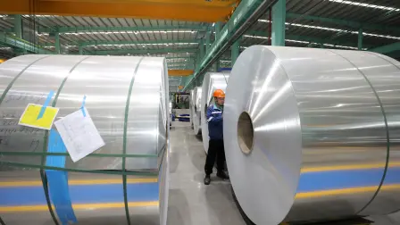 Gigantescos rollos de papel de aluminio en una fábrica. Foto: AFP