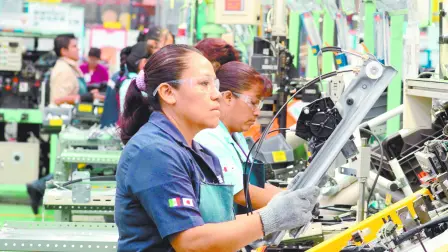 La industria automotriz en México afirmó que el cambio en el juego arancelario de Estados Unidos inyectó un mayor grado de incertidumbre, dudas, más trámites y retrasará las exportaciones.

Para más información del tema, visita: https://www.eleconomista.com.mx/empresas/medida-trump-siembra-dudas-industria-20250327-752260.html

¡Síguenos en nuestras redes sociales para mantenerte informado!

Twitter: https://twitter.com/eleconomista 
Facebook: https://www.facebook.com/ElEconomista.mx
Instagram: https://www.instagram.com/eleconomistamx
LinkedIn: https://www.linkedin.com/company/el-economista/

#ElEconomista #EETV