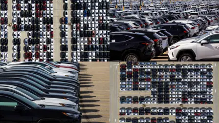Vehículos de Toyota estacionados en lotes de la planta ubicada en Cambridge, Ontario, Canadá.