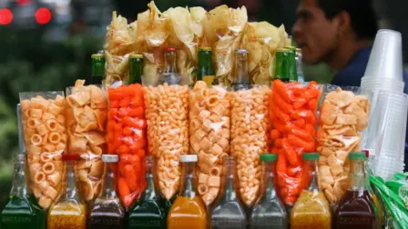 El 29 de marzo comienzan a regir las normas del programa "Vida Saludable" impulsado por la actual administración federal que prohibe la venta de refrescos, frituras, dulces, chocolates, pastelitos y productos similares en las escuelas.

Para más información del tema, visita: https://www.eleconomista.com.mx/politica/entra-vigor-prohibicion-venta-comida-chatarra-escuelas-20250328-752553.html

¡Síguenos en nuestras redes sociales para mantenerte informado!

Twitter: https://twitter.com/eleconomista 
Facebook: https://www.facebook.com/ElEconomista.mx
Instagram: https://www.instagram.com/eleconomistamx
LinkedIn: https://www.linkedin.com/company/el-economista/

#ElEconomista #EETV