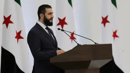 El presidente interino de Siria, Ahmed al - Sharaa, habla durante una formación ministerial del gobierno de la República Árabe Siria, en Damasco.