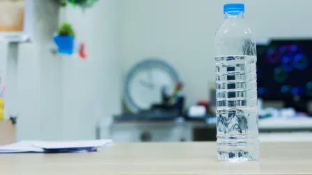 La propuesta busca garantizar el acceso al agua potable durante la jornada laboral.