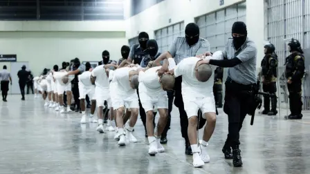 Estados Unidos envió el domingo a El Salvador a 17 "criminales violentos" de las pandillas Tren de Aragua y MS-13, informó este lunes el jefe de la diplomacia estadounidense, Marco Rubio.