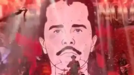 Sheinbaum anunció que se realizará una campaña el próximo 7 de abril que tiene el objetivo de transformar el contenido de los corridos tumbados, para evitar que enaltezcan a los narcotraficantes.

Para más información del tema, visita: https://www.eleconomista.com.mx/politica/sheinbaum-repudia-homenaje-mencho-guadalajara-pide-haga-investigacion-20250331-752777.html

¡Síguenos en nuestras redes sociales para mantenerte informado!

Twitter: https://twitter.com/eleconomista 
Facebook: https://www.facebook.com/ElEconomista.mx
Instagram: https://www.instagram.com/eleconomistamx
LinkedIn: https://www.linkedin.com/company/el-economista/

#ElEconomista #EETV