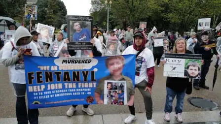 Según los datos más recientes de los Centros para el Control y la Prevención de Enfermedades (CDC), las muertes por sobredosis de drogas en Estados Unidos han disminuido un 24%, especialmente en las regiones del este. Se han estimado unos 87,000 fallecimientos entre octubre de 2023 y septiembre de 2024, frente a los 114,000 decesos reportados en 2023.

Para más información del tema, visita: https://www.eleconomista.com.mx/internacionales/consumo-fentanilo-cae-eu-sigue-siendo-reto-urgente-salud-publica-20250331-752772.html 

¡Síguenos en nuestras redes sociales para mantenerte informado!

Twitter: https://twitter.com/eleconomista 
Facebook: https://www.facebook.com/ElEconomista.mx
Instagram: https://www.instagram.com/eleconomistamx
LinkedIn: https://www.linkedin.com/company/el-economista/

#ElEconomista #EETV