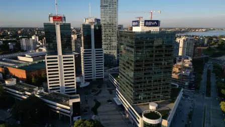 Una ola de amenazas de atentados a sitios de aglomeración pública mantiene en vilo a Uruguay, donde desde hace más de una semana múltiples advertencias provocaron una seguidilla de evacuaciones en la capital y otras ciudades.

Para más información del tema, visita: https://www.eleconomista.com.mx/internacionales/ola-amenazas-atentados-sacuden-calma-uruguay-20250401-752957.html
Twitter: https://twitter.com/eleconomista 
Sitio web: https://www.eleconomista.com.mx/ 
Facebook: https://www.facebook.com/ElEconomista.mx 

#ElEconomista #CapitalHumano #EETV