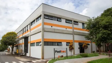 La compañía abre oficinas en México con inventario de componentes y personal técnico para el negocio de comunicaciones ópticas.