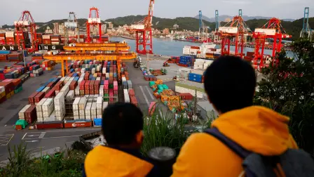 Niños observan el área desde un mirador sobre grúas y contenedores en el puerto de Keelung, Taiwán