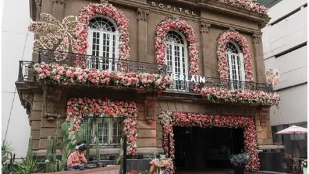 La fachada de Sofitel Mexico City Reforma con la intervención de Guerlain.