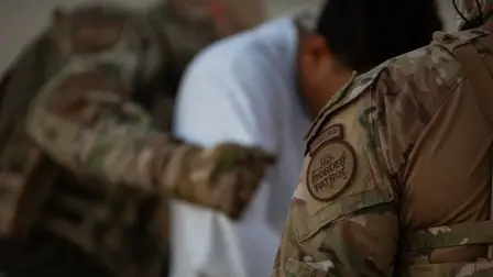 Agentes de la Oficina de Aduanas y Protección Fronteriza de EU deporta a un migrante indocumentado.