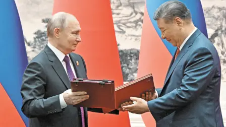 El presidente ucraniano, Volodimir Zelenski, afirmó este jueves que tiene "información" de que China le suministra armas de Rusia, subiendo el tono de sus críticas contra Pekín.

Para más información del tema, visita: https://www.eleconomista.com.mx/internacionales/zelenski-asegura-informacion-china-le-suministra-armas-rusia-20250417-755404.html

Twitter: https://twitter.com/eleconomista   
Sitio web: https://www.eleconomista.com.mx/   
Facebook: https://www.facebook.com/ElEconomista.mx   
 
#ElEconomista#EETV