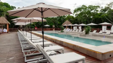 El Hotel Calakmul, está rodeado de joyas como Balamku, Chicanná, Becan, Xpuhil, Río Bec, Hormiguero y otros sitios de interés cercanos. Cuenta con 144 habitaciones Master Room distribuidas en 2 torres de 2 niveles.
