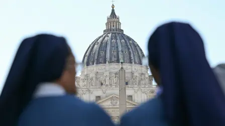 Dignatarios y trabajadores de Ciudad del Vaticano son ahora los primeros en despedirse este martes de su jefe de Estado durante 12 años, quien viste una casulla roja y una mitra blanca para su último viaje.