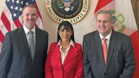 Durante el encuentro, ambas autoridades han coincido en el valor estratégico de la relación comercial entre Perú y Estados Unidos, construida sobre más de 16 años de implementación continua del acuerdo comercial entre ambos países.

Para más información del tema, visita: https://www.eleconomista.com.mx/internacionales/peru-estados-unidos-pactan-dialogo-tecnico-resolver-tema-arancelario-20250423-756091.html 

¡Síguenos en nuestras redes sociales para mantenerte informado!

Twitter: https://twitter.com/eleconomista 
Facebook: https://www.facebook.com/ElEconomista.mx
Instagram: https://www.instagram.com/eleconomistamx
LinkedIn: https://www.linkedin.com/company/el-economista/

#ElEconomista #EETV