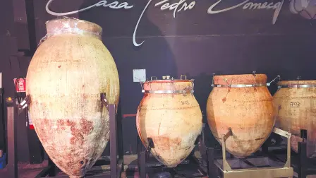 Las antiguas vasijas en el Museo Domecq revelan el proceso artesanal con el que se inició la tradición vinícola en el Valle de Guadalupe.
