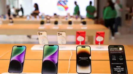 Apple tiene como objetivo fabricar la mayoría de los iPhones que vende Estados Unidos en fábricas de la India para finales de 2026 y está acelerando esos planes para sortear los aranceles potencialmente más altos en China, su principal base de fabricación, dijo una fuente con conocimiento de los planes a Reuters.

Para más información del tema, visita: https://www.eleconomista.com.mx/tecnologia/apple-busca-alejarse-china-quiere-todos-iphone-vende-eu-fabriquen-india-20250425-756428.html 

¡Síguenos en nuestras redes sociales para mantenerte informado!

Twitter: https://twitter.com/eleconomista 
Facebook: https://www.facebook.com/ElEconomista.mx
Instagram: https://www.instagram.com/eleconomistamx
LinkedIn: https://www.linkedin.com/company/el-economista/

#ElEconomista #EETV