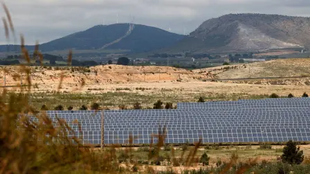 Justo antes de la caída del sistema, la energía solar representaba el 53% de la producción eléctrica, la eólica casi el 11% y la nuclear y el gas el 15%, según datos de REE.

Para más información del tema, visita: https://www.eleconomista.com.mx/internacionales/red-electrica-espanola-niega-apagon-deba-dependencia-energia-solar-20250430-757102.html

¡Síguenos en nuestras redes sociales para mantenerte informado!

Twitter: https://twitter.com/eleconomista 
Facebook: https://www.facebook.com/ElEconomista.mx
Instagram: https://www.instagram.com/eleconomistamx
LinkedIn: https://www.linkedin.com/company/el-economista/

#ElEconomista #EETV