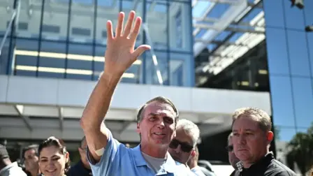 Jair Bolsonaro recibió el alta médica y abandonó el domingo el hospital en Brasilia donde se sometió hace tres semanas a una cirugía abdominal, pero el expresidente brasileño, que aspira volver al poder, deberá evitar las aglomeraciones, según sus médicos.

¡Síguenos en nuestras redes sociales para mantenerte informado!

Twitter: https://twitter.com/eleconomista 
Facebook: https://www.facebook.com/ElEconomista.mx
Instagram: https://www.instagram.com/eleconomistamx
LinkedIn: https://www.linkedin.com/company/el-economista/

#ElEconomista #EETV