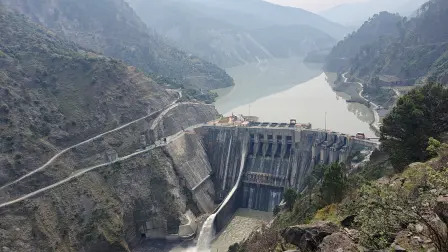 Presa de Baglihar, también conocida como Proyecto Hidroeléctrico de Baglihar, en el río Chenab que fluye desde la Cachemira india hacia Pakistán.