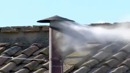 El esperado humo blanco surgió el jueves de la chimenea instalada en el tejado de la Capilla Sixtina, señal que los 133 cardenales encerrados en su interior lograron escoger al sucesor del papa Francisco en el segundo día del cónclave.