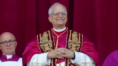 Un humo blanco salió de la chimenea de la Capilla Sixtina el jueves, y las campanas del Vaticano repicaron, indicando que los cardenales han elegido a un nuevo papa para suceder a Francisco y liderar la Iglesia Católica Romana. El cardenal es el nuevo papa