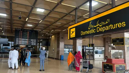 Esta medida se implementa después de que el portavoz del Ejército de Pakistán, Ahmed Sharif Chaudhry, asegurara este viernes que el país "no reducirá la tensión" con India tras los últimos ataques perpetrados contra la Cachemira paquistaní

Para más información del tema, visita: https://www.eleconomista.com.mx/internacionales/india-mantendra-aeropuertos-cerrados-vuelos-civiles-15-mayo-20250509-758451.html

¡Síguenos en nuestras redes sociales para mantenerte informado!

Twitter: https://twitter.com/eleconomista 
Facebook: https://www.facebook.com/ElEconomista.mx
Instagram: https://www.instagram.com/eleconomistamx
LinkedIn: https://www.linkedin.com/company/el-economista/

#ElEconomista #EETV