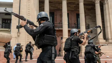 Comandos policiales participan en un simulacro de seguridad en la Asamblea de Punjab en Lahore, tras las continuas tensiones fronterizas entre India y Pakistán.