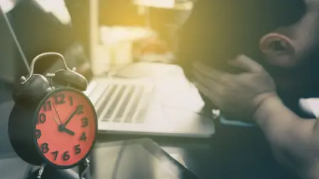 Confundir el tiempo de trabajo con el compromiso laboral y el desempeño, celebrar las jornadas extensas y el agotamiento, es quizá la muestra clara de que una semana laboral de 40 horas no sólo conlleva un cambio legislativo, sino una transformación de las culturas organizacionales.

Para más información del tema, visita: https://www.eleconomista.com.mx/capital-humano/reducir-jornada-laboral-cultura-trabajo-20250514-758936.html
Twitter: https://twitter.com/eleconomista 
Sitio web: https://www.eleconomista.com.mx/ 
Facebook: https://www.facebook.com/ElEconomista.mx 

#ElEconomista #CapitalHumano #EETV