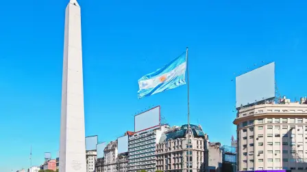 El Gobierno de Argentina anunció este miércoles una serie de reformas para endurecer su política migratoria, que van desde la expulsión de extranjeros condenados por cometer algún delito, al cobro por recibir asistencia sanitaria a todas aquellas personas en situación irregular o que cuenten con estatus de residencia temporal.

Para más información del tema, visita: https://www.eleconomista.com.mx/internacionales/argentina-endurece-ley-migratoria-exigira-cobro-servicios-sanitarios-extranjeros-20250514-759034.html 

¡Síguenos en nuestras redes sociales para mantenerte informado!

Twitter: https://twitter.com/eleconomista 
Facebook: https://www.facebook.com/ElEconomista.mx
Instagram: https://www.instagram.com/eleconomistamx
LinkedIn: https://www.linkedin.com/company/el-economista/

#ElEconomista #EETV