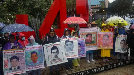 La exfuncionaria fue aprehendida en un domicilio de Chilpancingo y será presentada ante un juez federal, de acuerdo con el Registro Nacional de Detenciones.

Para más información del tema, visita: https://www.eleconomista.com.mx/politica/caso-ayotzinapa-detienen-exjueza-presunto-vinculo-desaparicion-43-normalistas-20250514-759067.html

¡Síguenos en nuestras redes sociales para mantenerte informado!

Twitter: https://twitter.com/eleconomista 
Facebook: https://www.facebook.com/ElEconomista.mx
Instagram: https://www.instagram.com/eleconomistamx
LinkedIn: https://www.linkedin.com/company/el-economista/

#ElEconomista #EETV