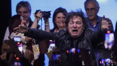 El presidente de Argentina, Javier Milei, reacciona en el escenario de la sede del partido La Libertad Avanza el día de las elecciones legislativas de la ciudad de Buenos Aires, Argentina