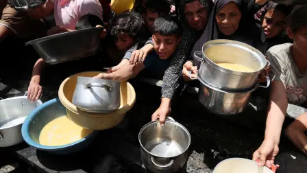 El primer ministro israelí, Benjamin Netanyahu, anunció el domingo que iba a autorizar la entrada de una "cantidad básica de alimentos destinados a la población.