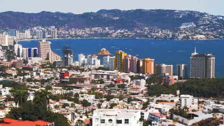 El Acamoto fue también escenario de diversas conductas de alto riesgo, entre ellas acrobacias temerarias y carreras clandestinas en vías principales del puerto.

Para más información del tema, visita: https://www.eleconomista.com.mx/estados/saldo-acamoto-2025-derrama-economica-retos-seguridad-20250519-759720.html
Twitter: https://twitter.com/eleconomista 
Sitio web: https://www.eleconomista.com.mx/ 
Facebook: https://www.facebook.com/ElEconomista.mx 

#ElEconomista #CapitalHumano #EETV