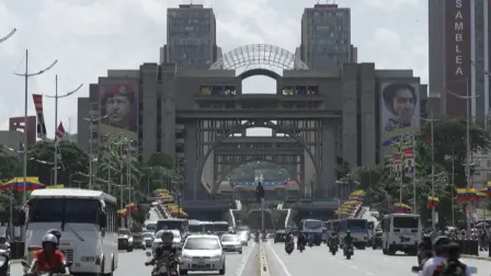 Venezuela anunció este lunes la suspensión "inmediata" de la conexión aérea con Colombia tras denunciar la llegada de "mercenarios" por esta vía con el plan de "sabotear" las elecciones de gobernadores y parlamentarias del domingo.
Para más información del tema, visita: 
Twitter: https://twitter.com/eleconomista 
Sitio web: https://www.eleconomista.com.mx/ 
Facebook: https://www.facebook.com/ElEconomista.mx 

#ElEconomista #CapitalHumano #EETV