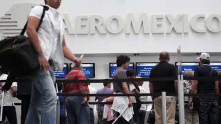 El próximo 31 de mayo podría estallar la huelga en Aerovías de México (Aeroméxico), debido a que la Asociación Sindical de Sobrecargos de Aviación (ASSA) rechazó el ofrecimiento de incremento salarial que presentó la empresa.

Para más información del tema, visita: https://www.eleconomista.com.mx/empresas/sobrecargos-rechazan-incremento-salarial-aeromexico-preparan-huelga-20250522-760304.html

¡Síguenos en nuestras redes sociales para mantenerte informado!

Twitter: https://twitter.com/eleconomista 
Facebook: https://www.facebook.com/ElEconomista.mx
Instagram: https://www.instagram.com/eleconomistamx
LinkedIn: https://www.linkedin.com/company/el-economista/

#ElEconomista #EETV
