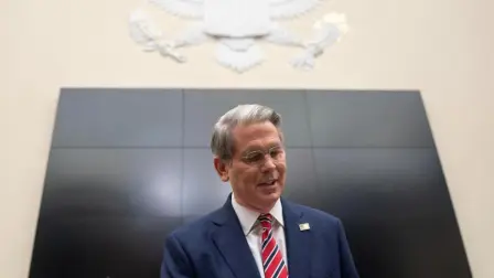 El secretario del Tesoro estadounidense, Scott Bessent, dijo este viernes que el presidente Donald Trump no cree que las ofertas comerciales de la Unión Europea tengan calidad suficiente, por lo que espera que la amenaza de un arancel del 50% "espabile a la UE" en las negociaciones con Washington.

Para más información del tema, visita: https://www.eleconomista.com.mx/empresas/bessent-dice-nueva-amenaza-arancelaria-trump-despertar-ue-negociar-20250523-760469.html

¡Síguenos en nuestras redes sociales para mantenerte informado!

Twitter: https://twitter.com/eleconomista 
Facebook: https://www.facebook.com/ElEconomista.mx
Instagram: https://www.instagram.com/eleconomistamx
LinkedIn: https://www.linkedin.com/company/el-economista/
T

#ElEconomista #EETV