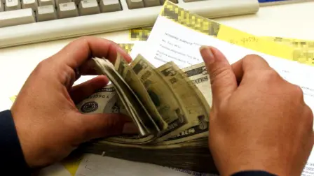 La propuesta de gravar las remesas enviadas desde Estados Unidos tendría un impacto limitado para México, ya que solo aplicará para los trabajadores indocumentados que residen en ese país.

Para más información del tema, visita: https://www.eleconomista.com.mx/empresas/impuestos-remesas-afectara-poco-mexico-aplicaria-migrantes-indocumentados-economia-20250523-760487.html

¡Síguenos en nuestras redes sociales para mantenerte informado!

Twitter: https://twitter.com/eleconomista 
Facebook: https://www.facebook.com/ElEconomista.mx
Instagram: https://www.instagram.com/eleconomistamx
LinkedIn: https://www.linkedin.com/company/el-economista/

#ElEconomista #EETV