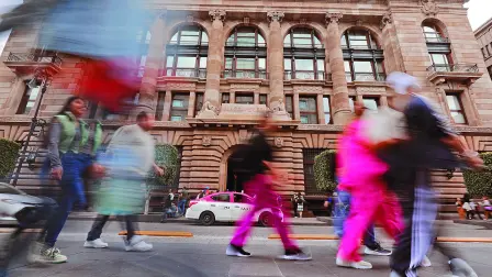 La inversión de cartera es sensible a cambios en las condiciones del mercado. Debido a la facilidad con la que puede entrar y salir se le conoce como capital golondrino.