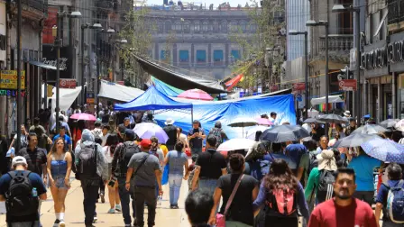 La CNTE desplegó bloqueos simultáneos en oficinas gubernamentales y sedes de medios en distintos puntos de la capital. A estas acciones se suma el plantón que mantienen en el Zócalo desde el 15 de mayo.

Para más información del tema, visita:https://www.eleconomista.com.mx/politica/bloqueos-cnte-colapsan-cdmx-protestan-dependencias-medios-comunicacion-20250526-760754.html

¡Síguenos en nuestras redes sociales para mantenerte informado!

Twitter: https://twitter.com/eleconomista 
Facebook: https://www.facebook.com/ElEconomista.mx
Instagram: https://www.instagram.com/eleconomistamx
LinkedIn: https://www.linkedin.com/company/el-economista/

#ElEconomista #EETV