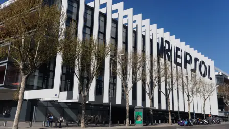 Fachada de la sede de Repsol, en Madrid, España.