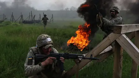 Moscú acusó el martes a Kiev de intensificar los bombardeos con el objetivo de perturbar las conversaciones de paz y afirmó que los masivos bombardeos lanzados por sus fuerzas contra Ucrania fueron una "respuesta" a los ataques de drones ucranianos en su territorio.

¡Síguenos en nuestras redes sociales para mantenerte informado!

Twitter: https://twitter.com/eleconomista 
Facebook: https://www.facebook.com/ElEconomista.mx
Instagram: https://www.instagram.com/eleconomistamx
LinkedIn: https://www.linkedin.com/company/el-economista/

#ElEconomista #EETV