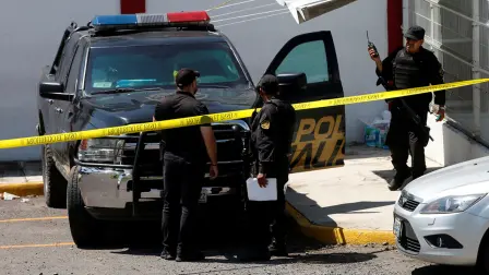 Entre los cuerpos hallados había al menos 11 hombres y dos mujeres, detalló la fiscalía local, que también halló cuchillos, machetes, picos y palas.

Para más información del tema, visita: https://www.eleconomista.com.mx/estados/fiscalia-guanajuato-confirma-hallazgo-17-cuerpos-casa-abandonada-irapuato-20250527-760970.html

¡Síguenos en nuestras redes sociales para mantenerte informado!

Twitter: https://twitter.com/eleconomista 
Facebook: https://www.facebook.com/ElEconomista.mx
Instagram: https://www.instagram.com/eleconomistamx
LinkedIn: https://www.linkedin.com/company/el-economista/

#ElEconomista #EETV